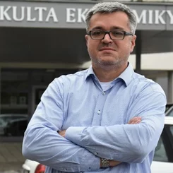 Stropovanie v kombinácii s redistributívnou platbou by pomohlo vyvážiť disproporcie v prerozdeľovaní priamych platieb Stropovanie v kombinácii s redistributívnou platbou by pomohlo vyvážiť disproporcie v prerozdeľovaní priamych platieb